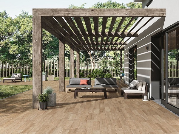 Pavimento esterno effetto legno: come scegliere materiali, formati e finiture