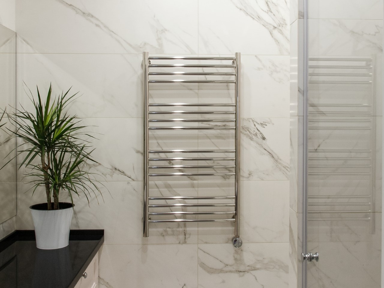 Salle de bains avec radiateur design sèche-serviettes